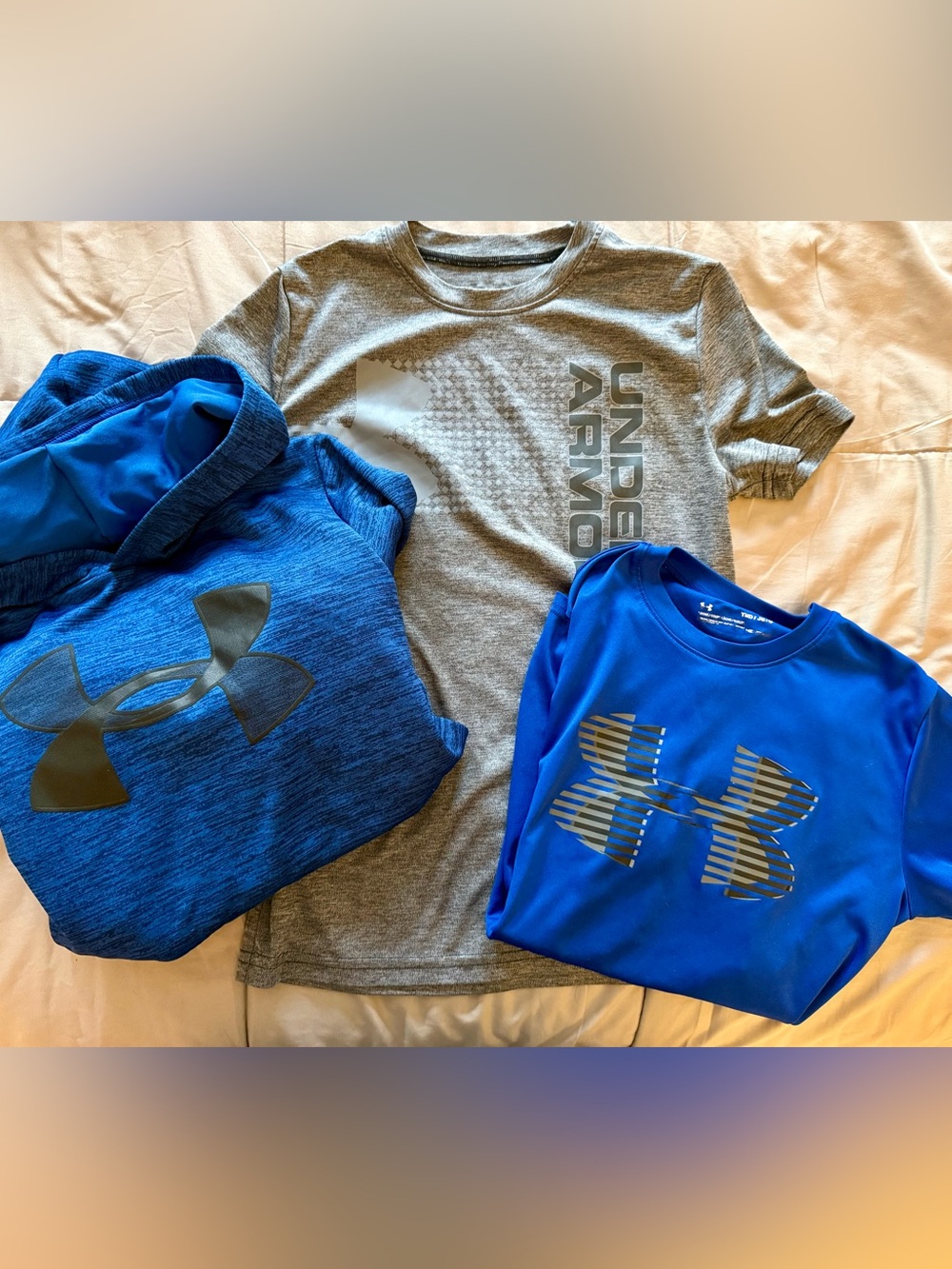 Lot of 3 items: Under Armour Boys M Grey & Blue Athletic Tee/Sweatshirt Trio